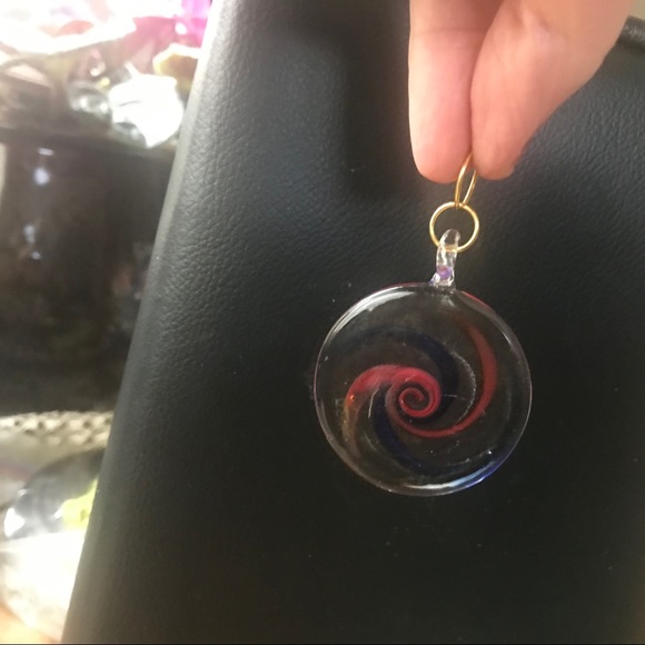 Hand blown glass swirl pendant - Picture 3 of 3